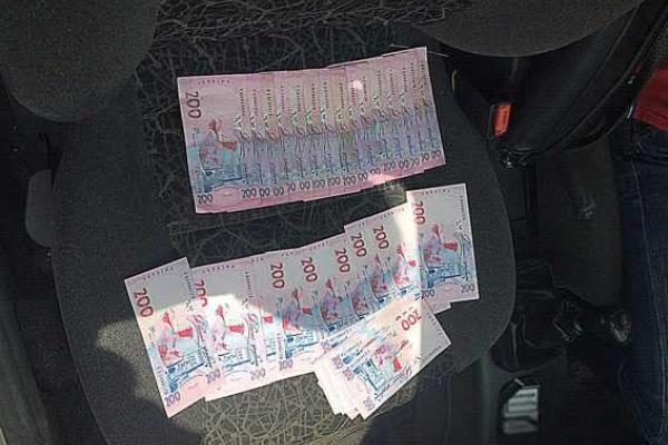 На Днепропетровщине "на горячем" задержали налоговиков-взяточников