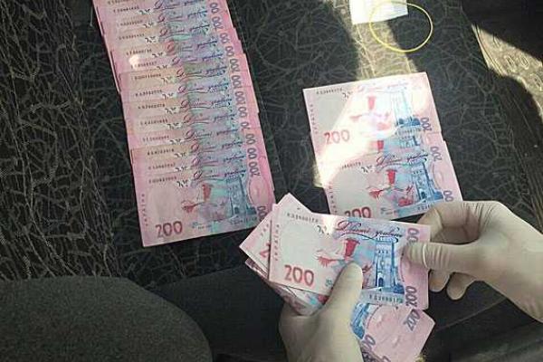 На Днепропетровщине "на горячем" задержали налоговиков-взяточников