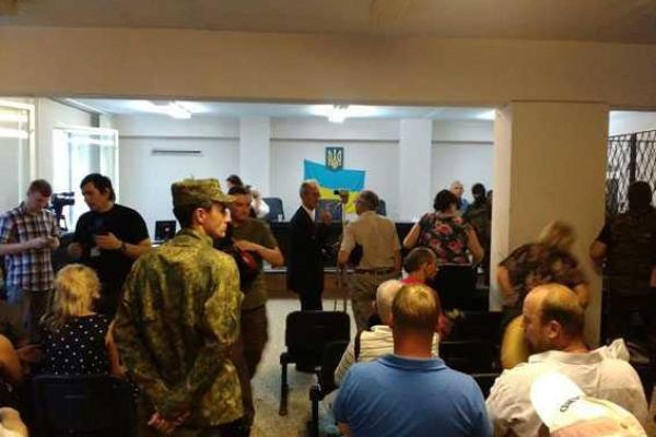 В Мариуполе во время суда над убийцами сотрудника СБУ произошли массовые беспорядки В Мариуполе во время суда над убийцами сотрудника СБУ произошли массовые беспорядки