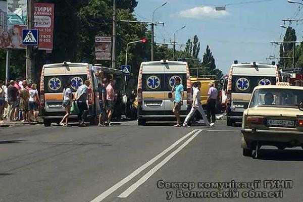 При столкновении в центре Луцка маршрутки и автомобиля "Opel Vivaro" пострадали 11 человек При столкновении в центре Луцка маршрутки и автомобиля "Opel Vivaro" пострадали 11 человек