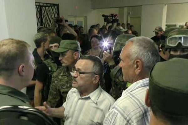 В Мариуполе во время суда над убийцами сотрудника СБУ произошли массовые беспорядки В Мариуполе во время суда над убийцами сотрудника СБУ произошли массовые беспорядки