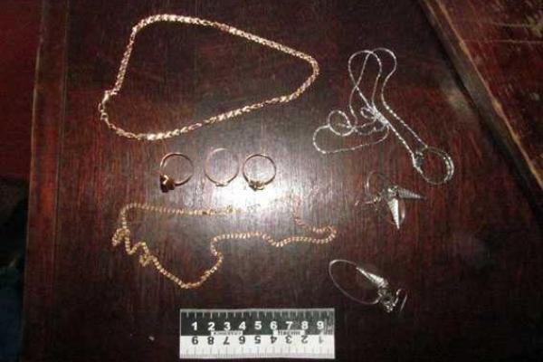 В Славянске ухажер усыпил пенсионерку и с подельником обчистил квартиру "возлюбленной" В Славянске ухажер усыпил пенсионерку и с подельником обчистил квартиру "возлюбленной"