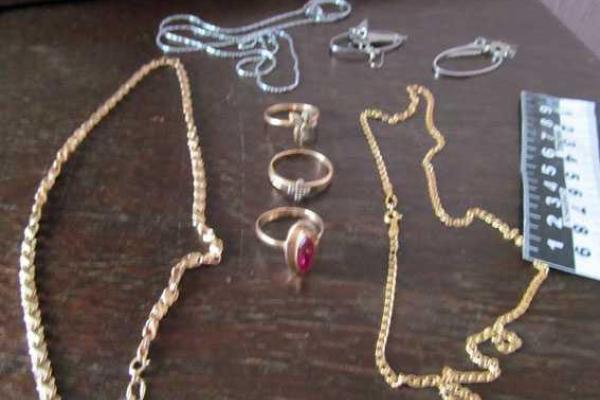 В Славянске ухажер усыпил пенсионерку и с подельником обчистил квартиру "возлюбленной" В Славянске ухажер усыпил пенсионерку и с подельником обчистил квартиру "возлюбленной"