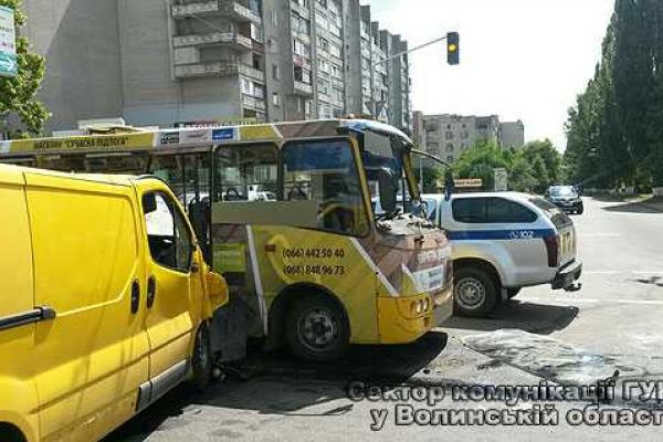При столкновении в центре Луцка маршрутки и автомобиля "Opel Vivaro" пострадали 11 человек При столкновении в центре Луцка маршрутки и автомобиля "Opel Vivaro" пострадали 11 человек