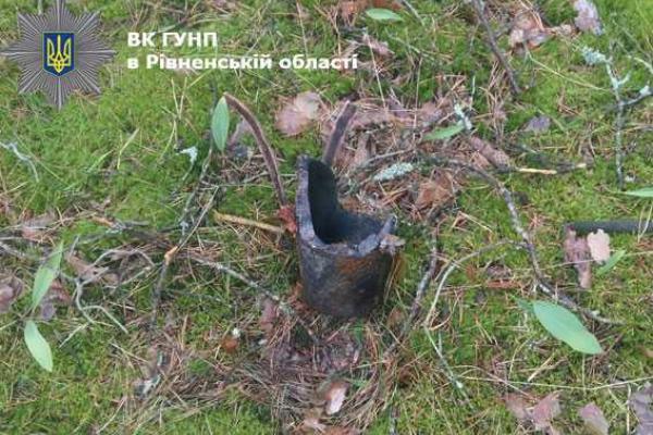 На Ровенщине мужчина погиб, ударив по снаряду молотком, два его приятеля - в реанимации На Ровенщине мужчина погиб, ударив по снаряду молотком, два его приятеля - в реанимации