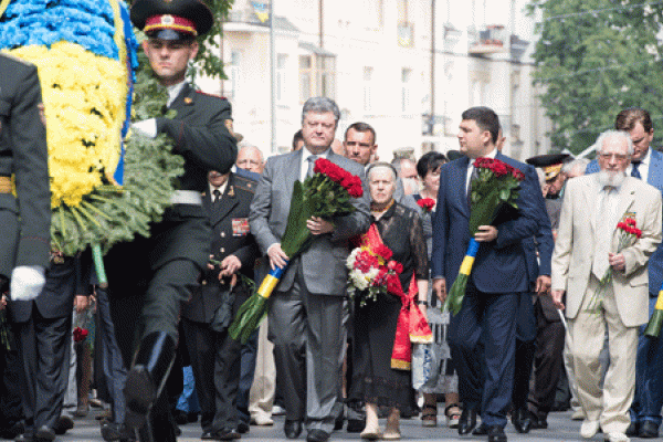 Президент и Премьер-министр Украины почтили память жертв войны Президент и Премьер-министр Украины почтили память жертв войны