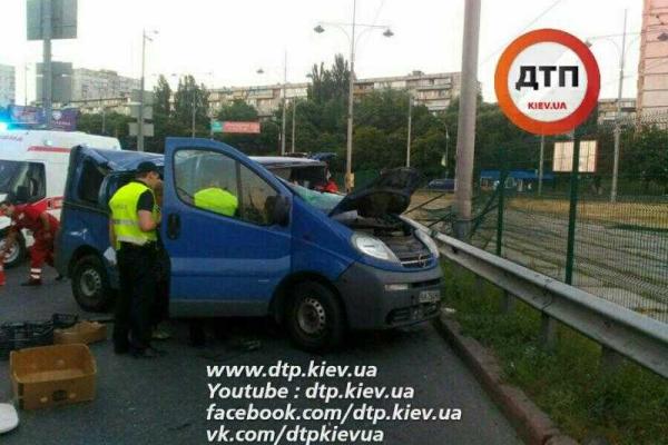 В Киеве смертельная авария унесла жизнь женщины-водителя "Opel Vivaro" В Киеве смертельная авария унесла жизнь женщины-водителя "Opel Vivaro"