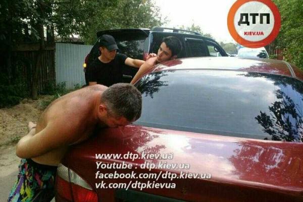 Под Киевом пьяный водитель "Daewoo Lanos" разбил два авто и пытался сбежать с места ДТП Под Киевом пьяный водитель "Daewoo Lanos" разбил два авто и пытался сбежать с места ДТП