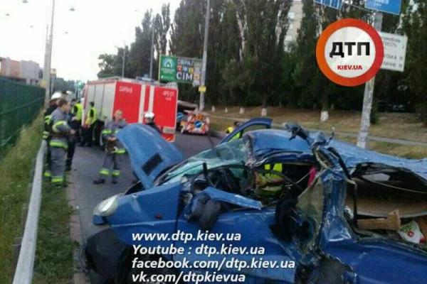 В Киеве смертельная авария унесла жизнь женщины-водителя "Opel Vivaro" В Киеве смертельная авария унесла жизнь женщины-водителя "Opel Vivaro"