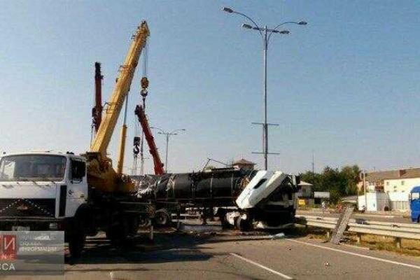 На трассе Киев-Одесса грузовик влетел в отбойник: кабина всмятку, водитель в больнице На трассе Киев-Одесса грузовик влетел в отбойник: кабина всмятку, водитель в больнице