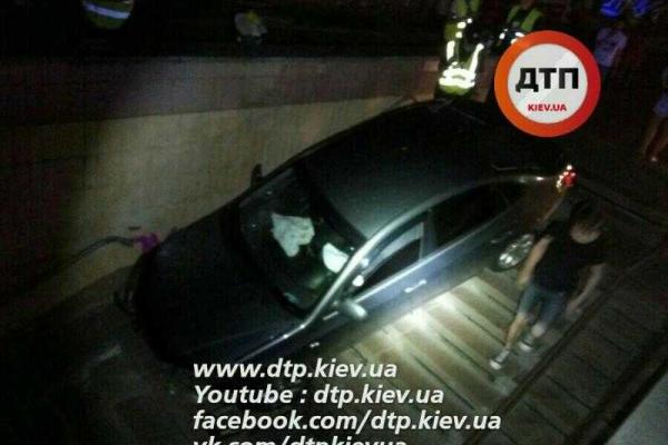 В Киеве автомобиль "Hyundai", столкнувшись с  "Volkswagen", улетел в подземный переход В Киеве автомобиль "Hyundai", столкнувшись с  "Volkswagen", улетел в подземный переход