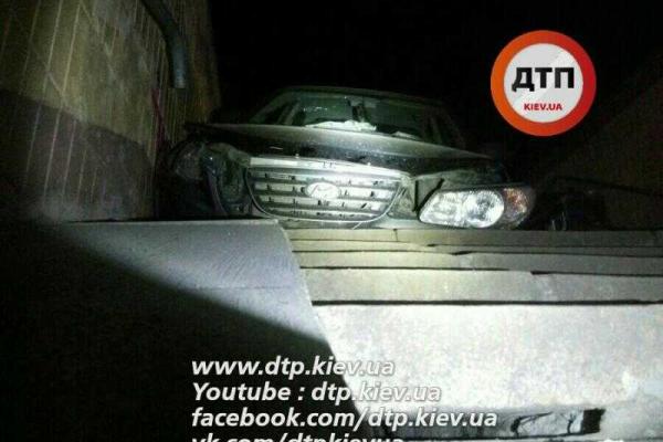 В Киеве автомобиль "Hyundai", столкнувшись с  "Volkswagen", улетел в подземный переход В Киеве автомобиль "Hyundai", столкнувшись с  "Volkswagen", улетел в подземный переход