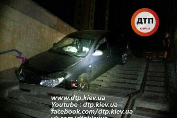 В Киеве автомобиль "Hyundai", столкнувшись с  "Volkswagen", улетел в подземный переход В Киеве автомобиль "Hyundai", столкнувшись с  "Volkswagen", улетел в подземный переход