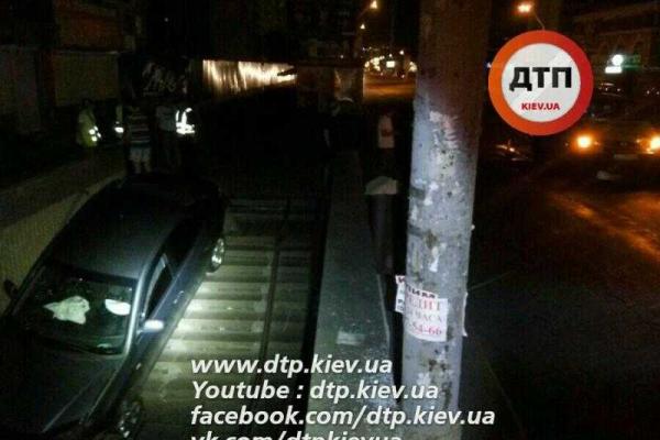В Киеве автомобиль "Hyundai", столкнувшись с  "Volkswagen", улетел в подземный переход В Киеве автомобиль "Hyundai", столкнувшись с  "Volkswagen", улетел в подземный переход