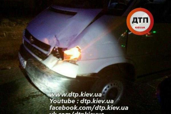 В Киеве автомобиль "Hyundai", столкнувшись с  "Volkswagen", улетел в подземный переход В Киеве автомобиль "Hyundai", столкнувшись с  "Volkswagen", улетел в подземный переход