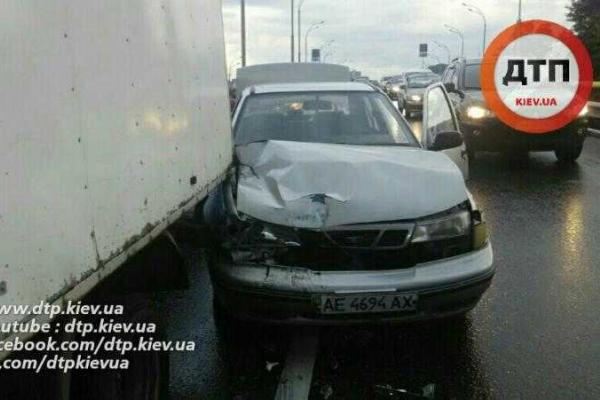 В Киеве в масштабной аварии "Volkswagen" разбил 3 автомобиля