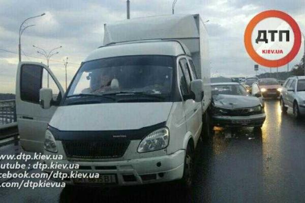 В Киеве в масштабной аварии "Volkswagen" разбил 3 автомобиля