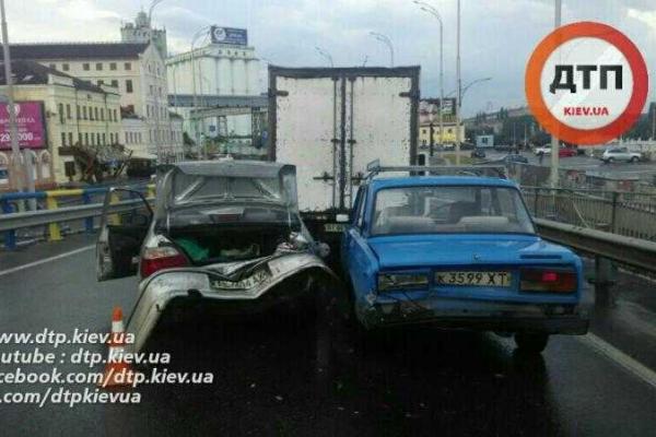 В Киеве в масштабной аварии "Volkswagen" разбил 3 автомобиля