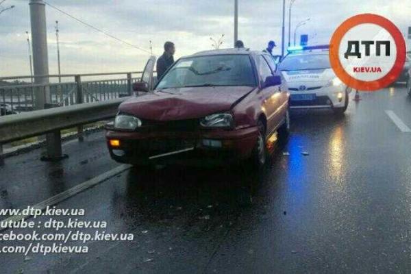 В Киеве в масштабной аварии "Volkswagen" разбил 3 автомобиля