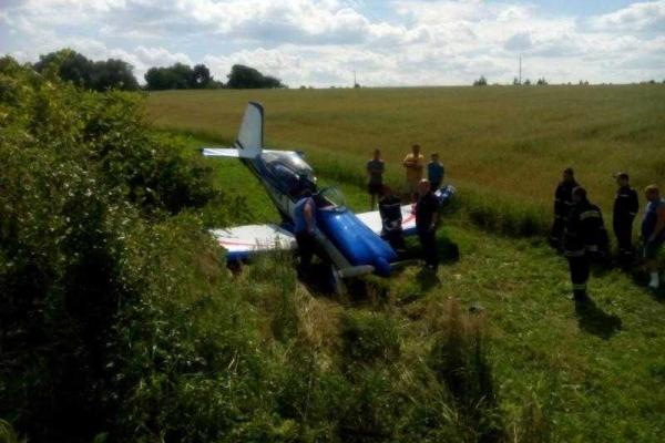 На Львовщине совершил вынужденную посадку самолет RV-8 с иностранцами на борту