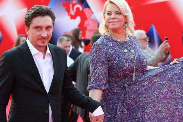 Яна Поплавская появилась на закрытии кинофестиваля в Москве с молодым мужем