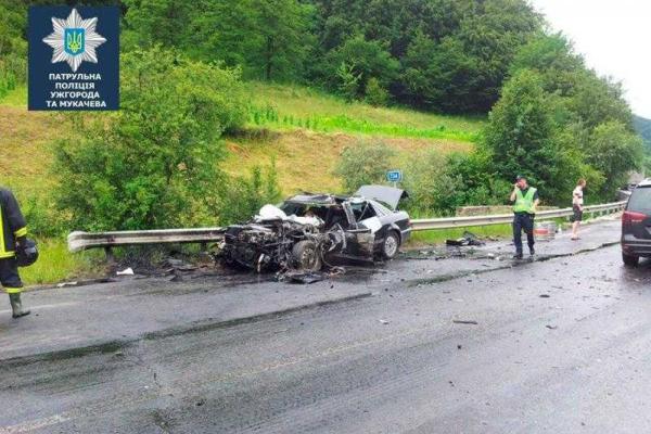 На Закарпатье "Audi", влетев в грузовик, превратилось в груду железа, с погибшим человеком внутри