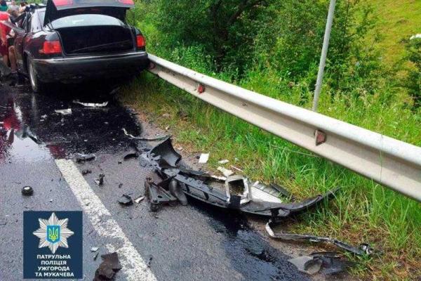 На Закарпатье "Audi", влетев в грузовик, превратилось в груду железа, с погибшим человеком внутри