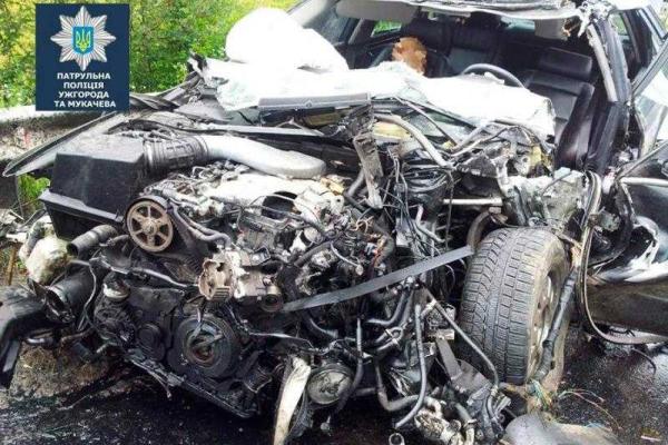 На Закарпатье "Audi", влетев в грузовик, превратилось в груду железа, с погибшим человеком внутри