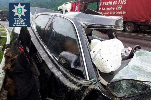 На Закарпатье "Audi", влетев в грузовик, превратилось в груду железа, с погибшим человеком внутри