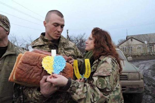 В зоне АТО в результате подрыва на растяжке погибли два бойца ВСУ В зоне АТО в результате подрыва на растяжке погибли два бойца ВСУ
