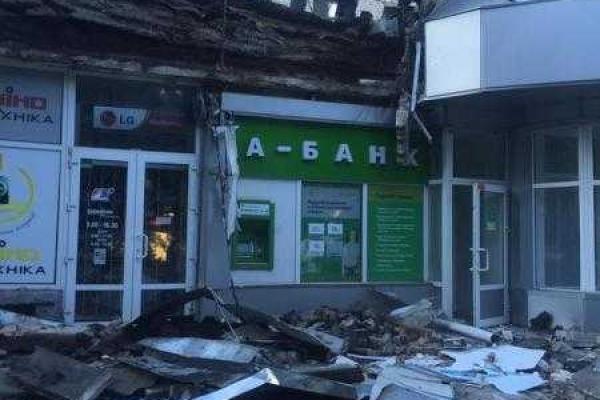 В Херсоне женщину у банкомата завалило грудой бетона от обвалившейся стены В Херсоне женщину у банкомата завалило грудой бетона от обвалившейся стены