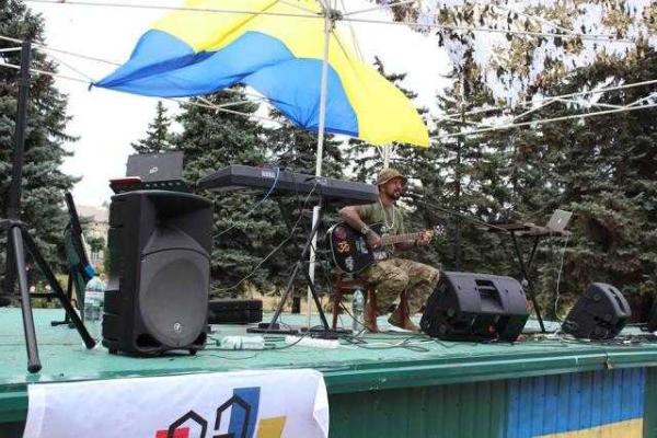 Как прифронтовой Торецк отмечал вторую годовщину освобождения от боевиков "ДНР" Как прифронтовой Торецк отмечал вторую годовщину освобождения от боевиков "ДНР"
