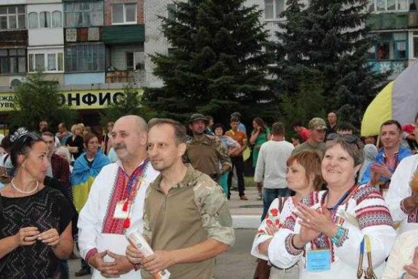 Как прифронтовой Торецк отмечал вторую годовщину освобождения от боевиков "ДНР" Как прифронтовой Торецк отмечал вторую годовщину освобождения от боевиков "ДНР"