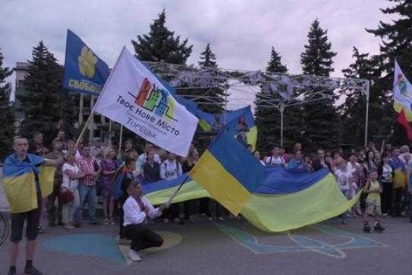 Как прифронтовой Торецк отмечал вторую годовщину освобождения от боевиков "ДНР" Как прифронтовой Торецк отмечал вторую годовщину освобождения от боевиков "ДНР"