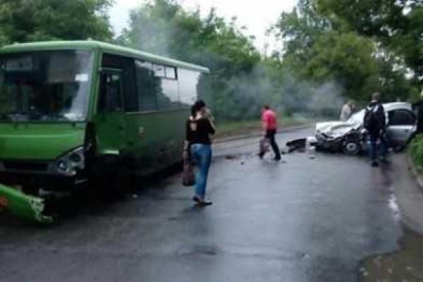 На Харьковщине в ДТП погибли два офицера Нацполиции На Харьковщине в ДТП погибли два офицера Нацполиции