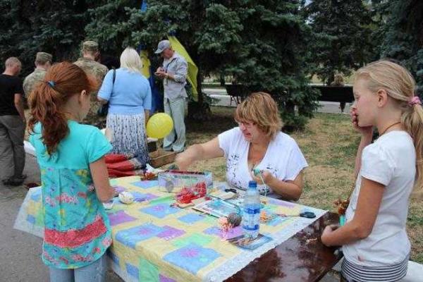 Как прифронтовой Торецк отмечал вторую годовщину освобождения от боевиков "ДНР" Как прифронтовой Торецк отмечал вторую годовщину освобождения от боевиков "ДНР"