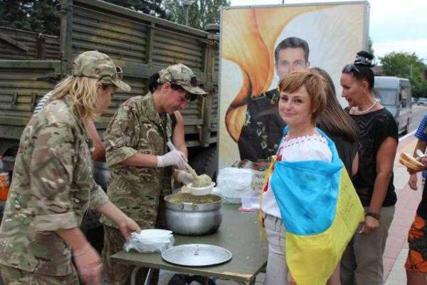Как прифронтовой Торецк отмечал вторую годовщину освобождения от боевиков "ДНР" Как прифронтовой Торецк отмечал вторую годовщину освобождения от боевиков "ДНР"