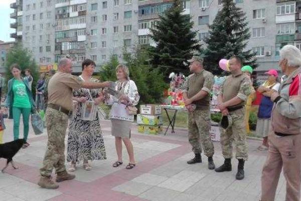 Как прифронтовой Торецк отмечал вторую годовщину освобождения от боевиков "ДНР" Как прифронтовой Торецк отмечал вторую годовщину освобождения от боевиков "ДНР"