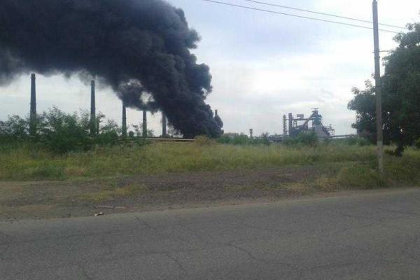 В Алчевске горели и взрывались цистерны со смолой и бензолом В Алчевске горели и взрывались цистерны со смолой и бензолом