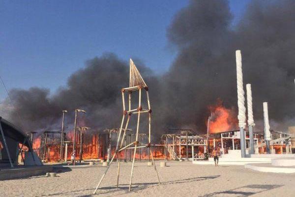 В Крыму сгорело здание, где проходил легендарный фестиваль "КаZZантип" В Крыму сгорело здание, где проходил легендарный фестиваль "КаZZантип"