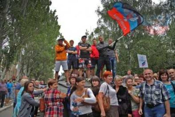 Жителей оккупированного Шахтерска учили строить баррикады и тренировали, как нападать на миссию ОБСЕ Жителей оккупированного Шахтерска учили строить баррикады и тренировали, как нападать на миссию ОБСЕ
