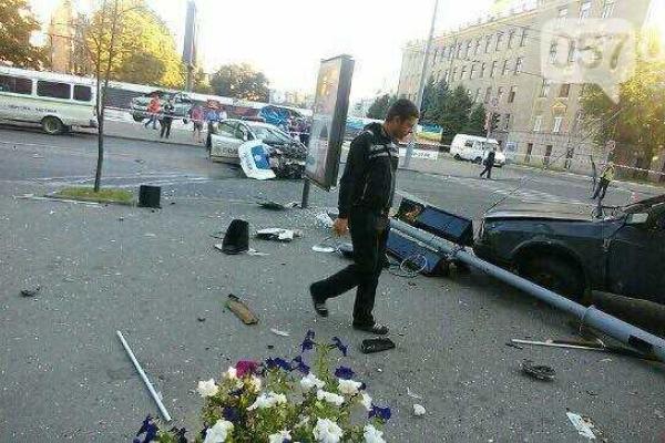 В Харькове ночью перекресток не поделили патрульный "Toyota Prius", "Samand" и "Москвич": погибла молодая пара В Харькове ночью перекресток не поделили патрульный "Toyota Prius", "Samand" и "Москвич": погибла молодая пара