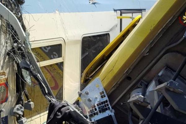 Трагедия в Италии: новые фото с места жуткого столкновения двух поездов Трагедия в Италии: новые фото с места жуткого столкновения двух поездов