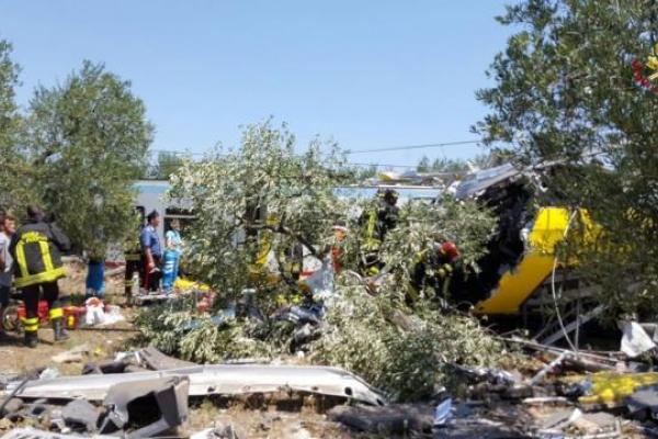 Трагедия в Италии: новые фото с места жуткого столкновения двух поездов Трагедия в Италии: новые фото с места жуткого столкновения двух поездов