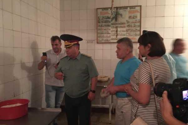 Полторак неожиданно нагрянул с проверкой в столовую 28 бригады, сделав "разнос" офицерам Полторак неожиданно нагрянул с проверкой в столовую 28 бригады, сделав "разнос" офицерам