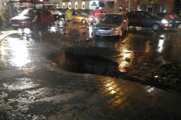 "Сюрпризы" природы: на город Ростов-на-Дону обрушился мощный ливень "Сюрпризы" природы: на город Ростов-на-Дону обрушился мощный ливень