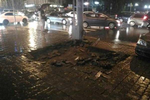 "Сюрпризы" природы: на город Ростов-на-Дону обрушился мощный ливень "Сюрпризы" природы: на город Ростов-на-Дону обрушился мощный ливень