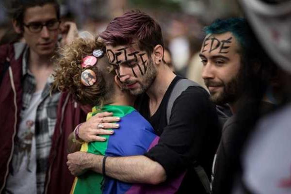 В Париже состоялось шествие сексуальных меньшинств В Париже состоялось шествие сексуальных меньшинств
