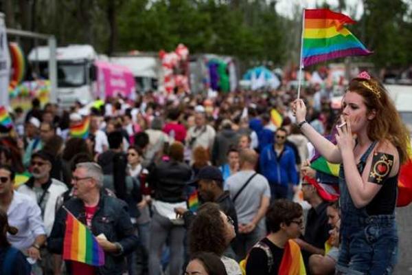 В Париже состоялось шествие сексуальных меньшинств В Париже состоялось шествие сексуальных меньшинств