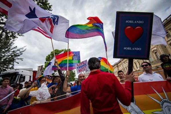 В Париже состоялось шествие сексуальных меньшинств В Париже состоялось шествие сексуальных меньшинств